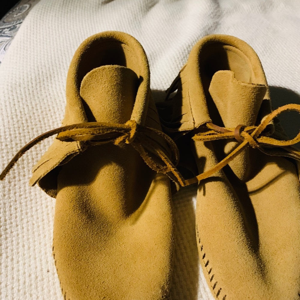 Minnetonka Moccasins Fringe Softsole Booties 6.5